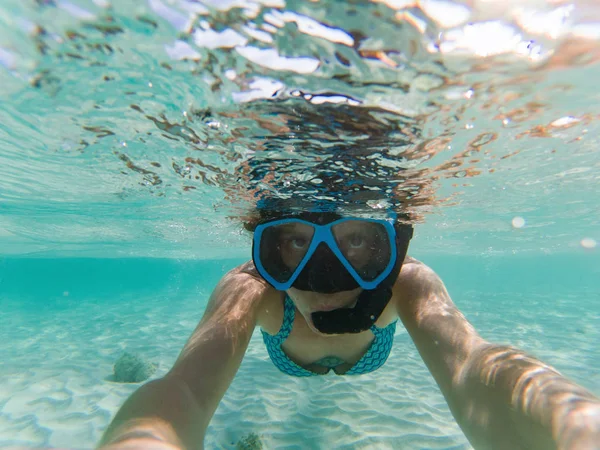 Mujer tomando una selfie bajo el agua mientras bucea en cristal cl —  Fotos de Stock