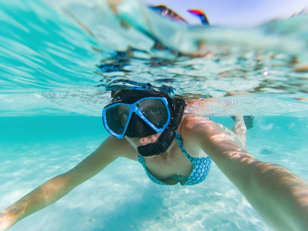 Woman taking an underwater selfie while snorkeling in crystal cl — Stock Photo, Image