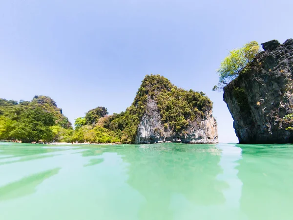 Vista subacquea divisa dell'isola di Koh Hong — Foto Stock