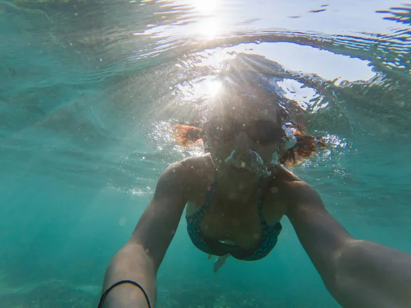 Mujer tomando una selfie bajo el agua mientras bucea en cristal cl —  Fotos de Stock