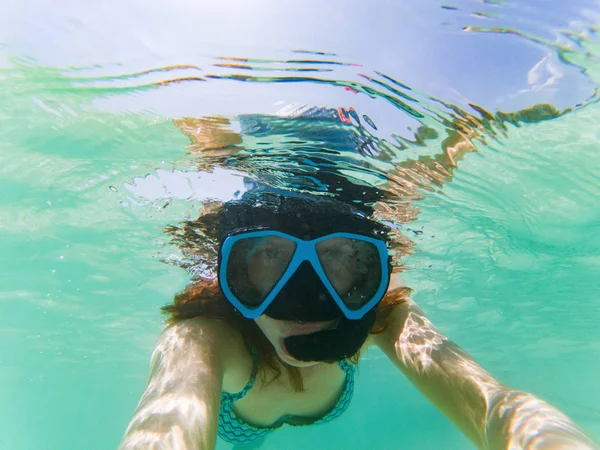 Mulher tomando uma selfie subaquática enquanto snorkeling em cristal cl — Fotografia de Stock
