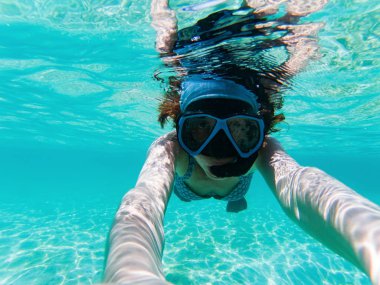 bir sualtı selfie kristal cl süre snorkeling alarak kadın