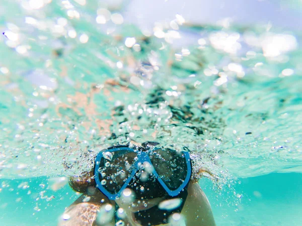 Woman taking an underwater selfie while snorkeling in crystal cl — Stock Photo, Image