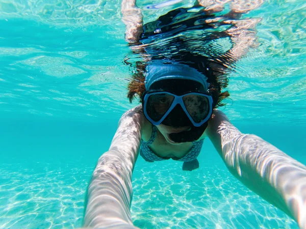 Mujer tomando una selfie bajo el agua mientras bucea en cristal cl —  Fotos de Stock