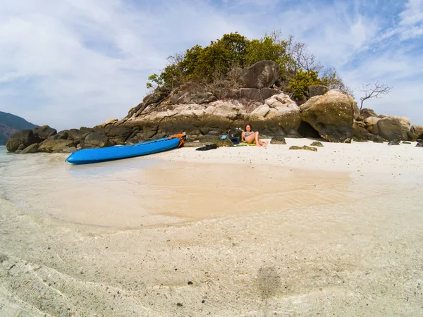 Frau mit Kajak an einem einsamen Strand im andamanischen Meer - — Stockfoto