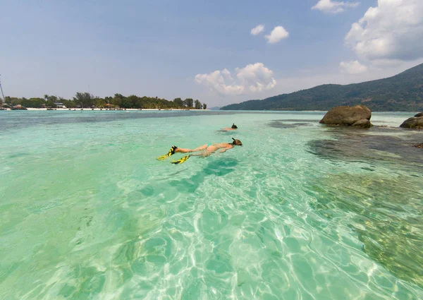 Paar schnorchelt im klaren blauen Meer — Stockfoto