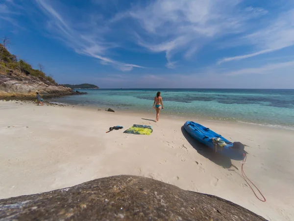 Donna con un kayak su una spiaggia isolata nel mare delle Andamane, Koh Lipe — Foto Stock