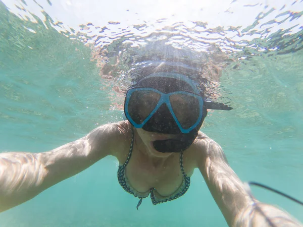 Woman taking an underwater selfie while snorkeling in crystal cl — Stock Photo, Image