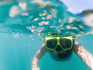 bir sualtı selfie kristal cl süre snorkeling alarak kadın