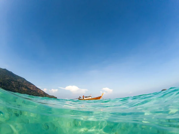 Long Tail Boot im andamanischen Meer -Thailand Urlaubskonzept — Stockfoto