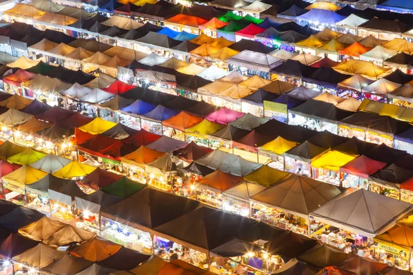 Colorido mercado nocturno de trenes Ratchada, Bangkok, Tailandia — Foto de Stock