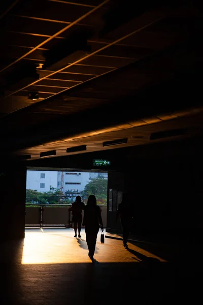 Sagome pendolari in una stazione al mattino presto — Foto Stock