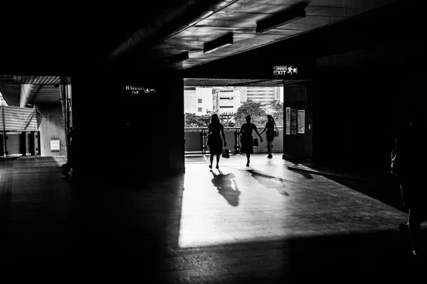 Commuter silhouettes in a station in early morning — Stock Photo, Image