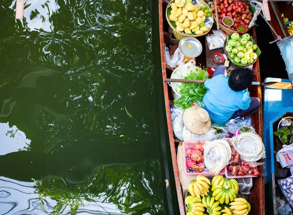 Schwimmender Markt - Blick von oben auf ein Boot voller frischer Früchte im Verkauf — Stockfoto