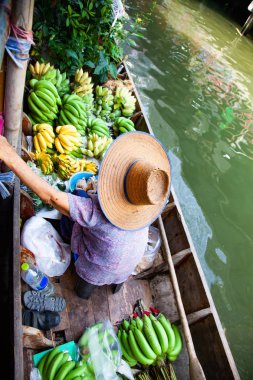 yüzen Pazar - Satılık taze meyve tam teknenin Üstten Görünüm 