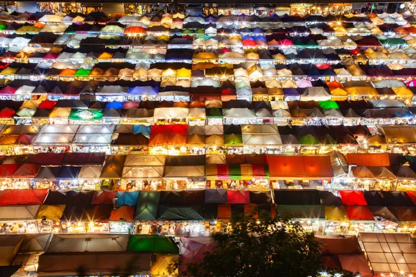 Colorido mercado nocturno de trenes Ratchada, Bangkok, Tailandia — Foto de Stock