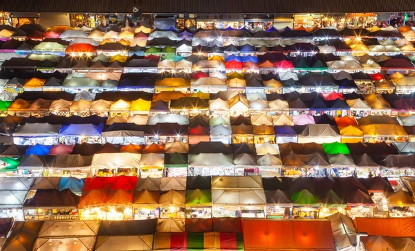 Colorido mercado nocturno de trenes Ratchada, Bangkok, Tailandia — Foto de Stock