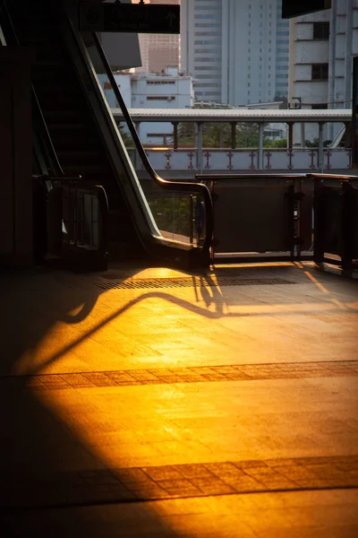 Sabahın erken saatlerinde bir istasyonda banliyö siluetleri — Stok fotoğraf