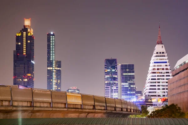 Rascacielos y BTS en Bangkok — Foto de Stock