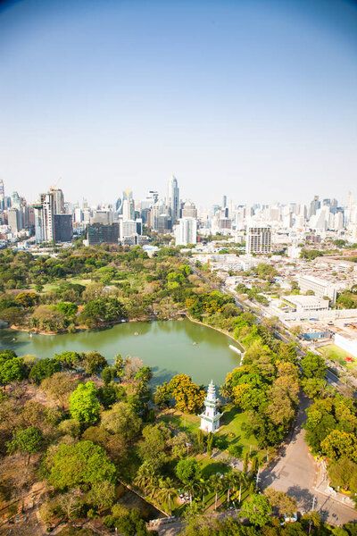 высокие здания панорама центра города Бангкока и Лумпини пар
