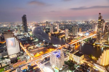Bangkok şehir gökdelenler Tayland hava gece görünümü 
