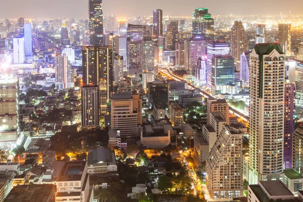 Vista aérea nocturna de los rascacielos de Bangkok Tailandia — Foto de Stock