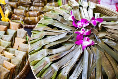 Gıda piyasada bambu yaprakları sarılmış