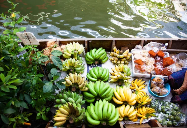 Plovoucí trh - pohled shora na lodi plný čerstvého ovoce na prodej — Stock fotografie