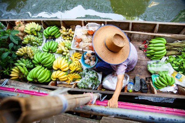 Schwimmender Markt - Blick von oben auf ein Boot voller frischer Früchte im Verkauf — Stockfoto