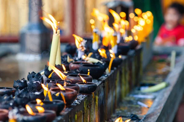 Cerimônia budista - velas acesas — Fotografia de Stock