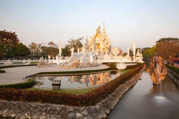 Wat Rong Khun den berömda vita templet i Chiang Rai, Thailand — Stockfoto