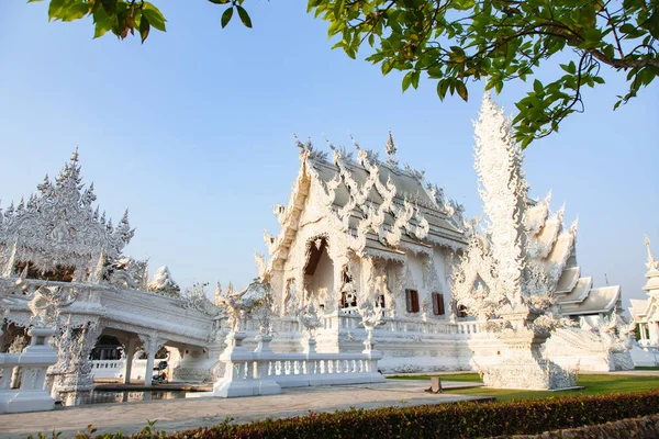 Wat Rong Khun Kuuluisa valkoinen temppeli Chiang Rai, Thaimaa — kuvapankkivalokuva