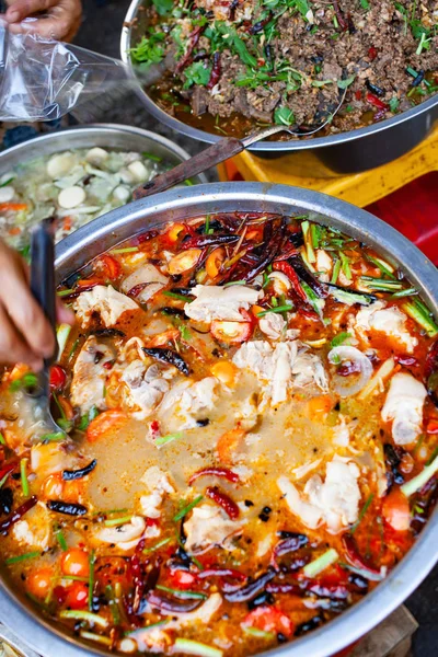 Leckeres frisches Street Food in Thailand - Draufsicht - Thai Curry, — Stockfoto