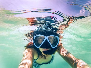 bir sualtı selfie kristal cl süre snorkeling alarak kadın