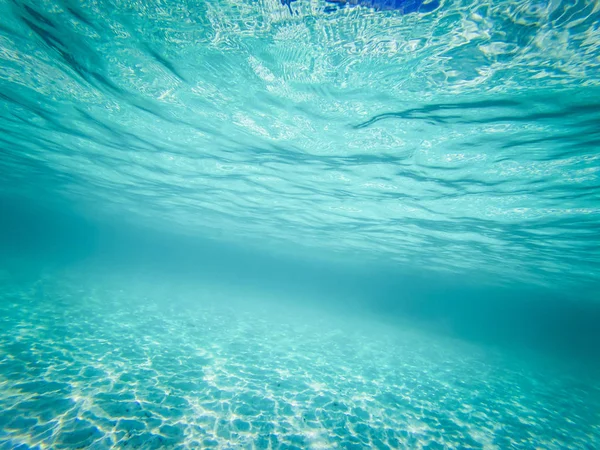 Tropisch blauer Ozean unter Wasser Hintergrund - Luxus Natur pattern — Stockfoto