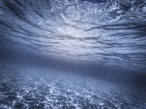 Тропический голубой океан под водой фон - роскошная болтовня природы — стоковое фото