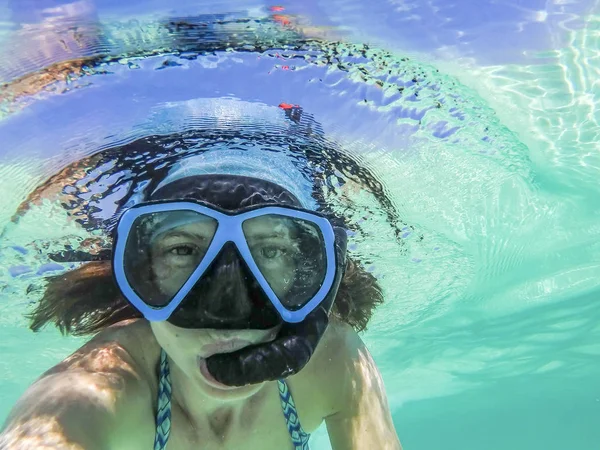 Mulher tomando uma selfie subaquática enquanto snorkeling em cristal cl — Fotografia de Stock