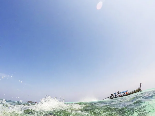 Barco de cola larga en el mar de Andamán Tailandia concepto de vacaciones — Foto de Stock