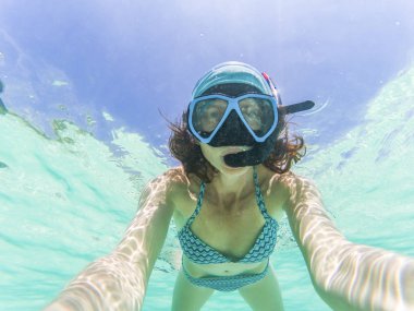 bir sualtı selfie kristal cl süre snorkeling alarak kadın