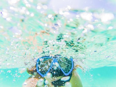 bir sualtı selfie kristal cl süre snorkeling alarak kadın