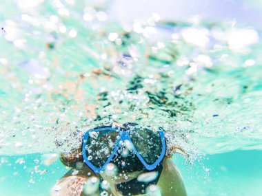 bir sualtı selfie kristal cl süre snorkeling alarak kadın