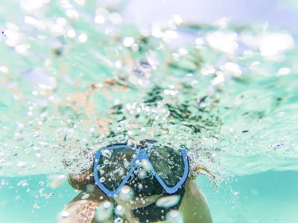Mulher tomando uma selfie subaquática enquanto snorkeling em cristal cl — Fotografia de Stock