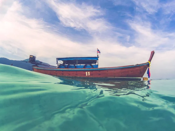 Bateau à queue longue dans la mer d'Andaman concept de vacances Thaïlande — Photo