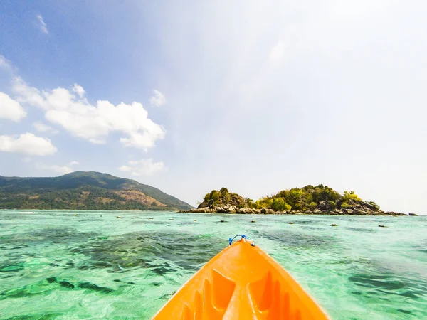 Kayak dans les eaux tropicales cristallines - kayak se dirige vers est — Photo