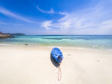 Andaman denizinde izole bir plajda kayak, Koh Adang 