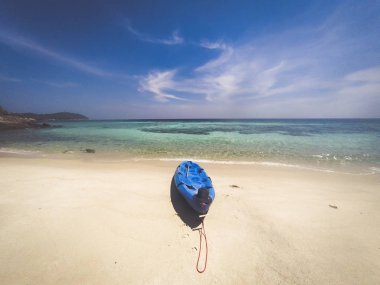 Andaman denizinde izole bir plajda kayak, Koh Adang 