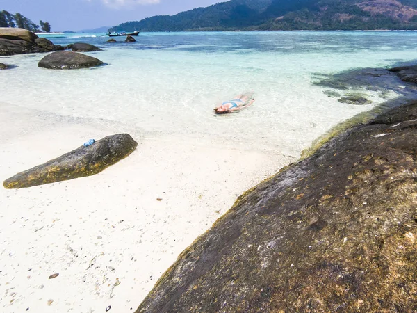 Donna su una spiaggia isolata nel mare delle Andamane, Koh Lipe - solitario trave — Foto Stock