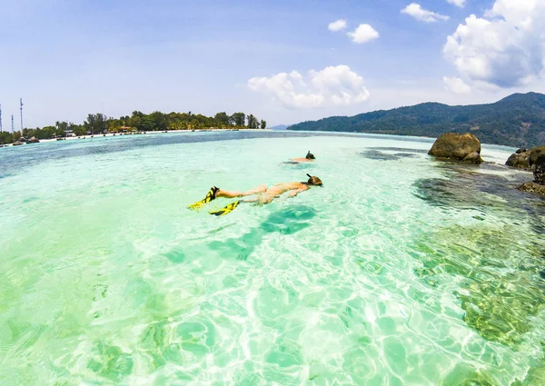 Casal snorkeling no mar azul claro — Fotografia de Stock