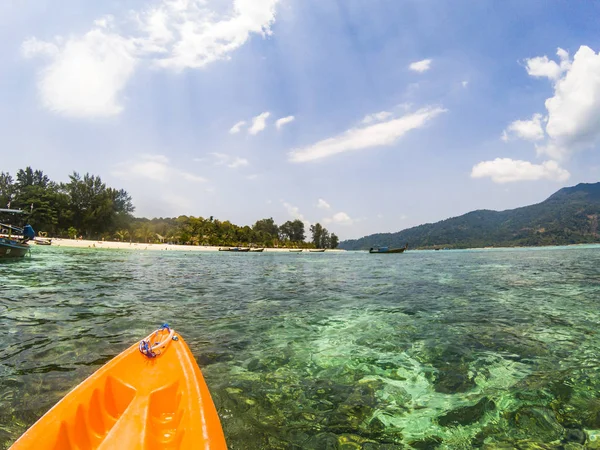 Kayak dans les eaux tropicales cristallines - kayak se dirige vers est — Photo