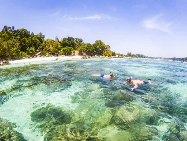 Coppia di snorkeling in mare limpido — Foto Stock